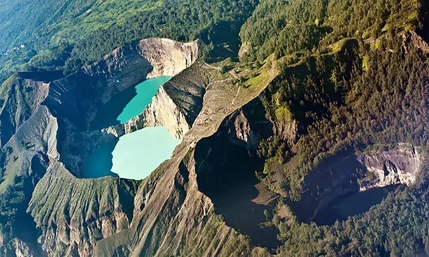 Pesona Danau Kelimutu: Satu-Satunya Telaga Tiga Warna di Indonesia