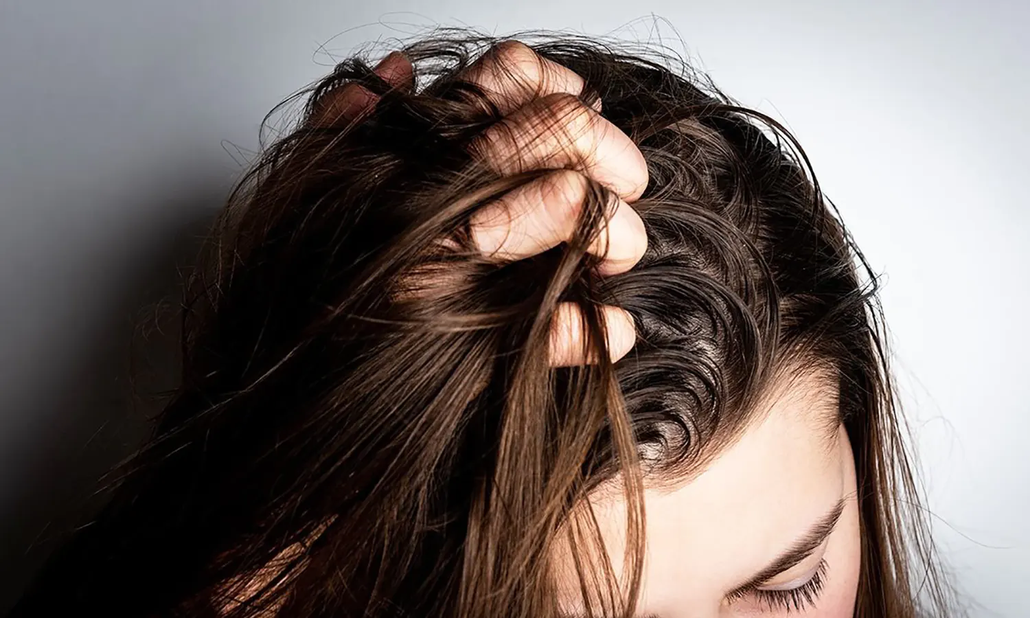 20 Strategi Ampuh Mengatasi Rambut Lepek dan Berbau