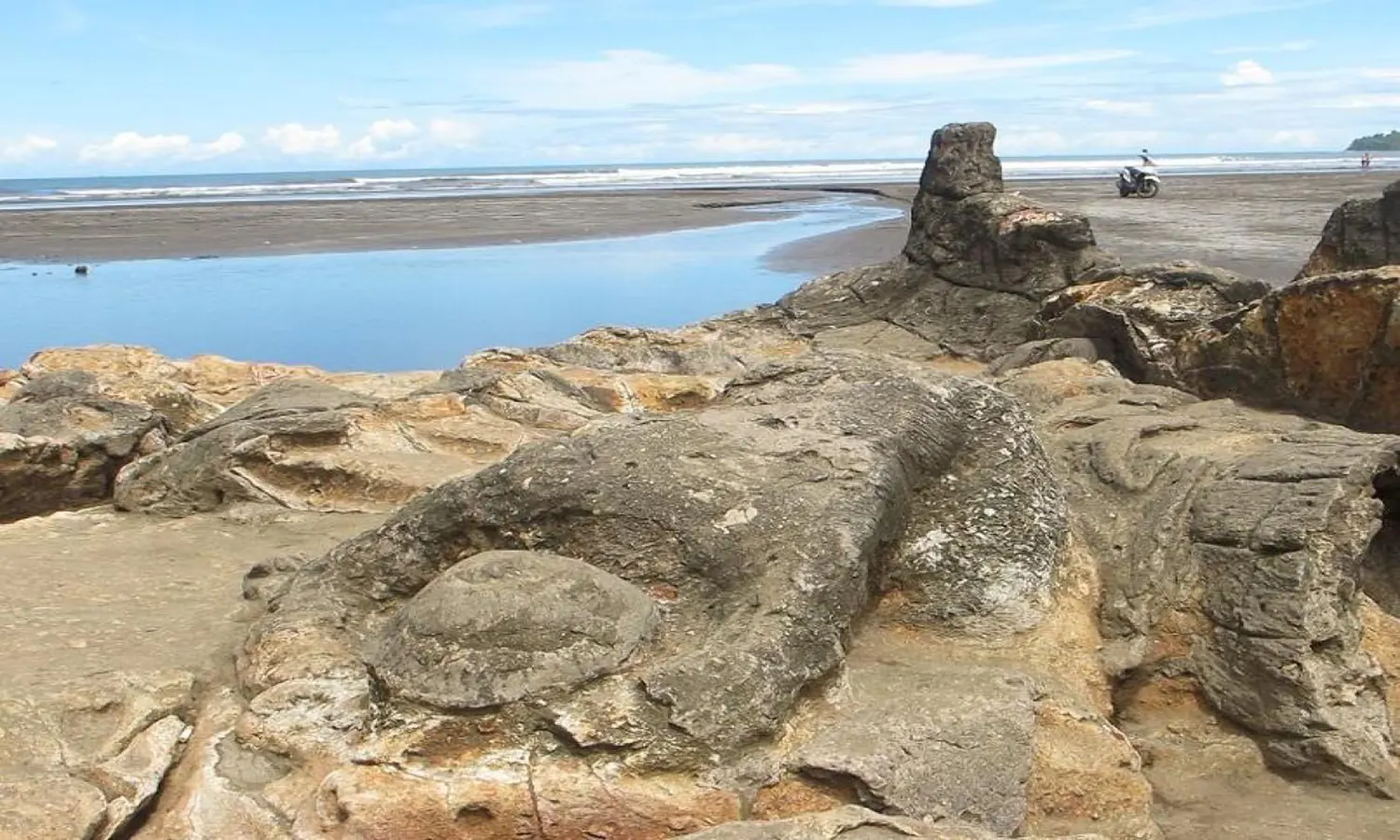 Eksplorasi Keajaiban Alam: Pesona Pantai Air Manis di Sumatera Barat