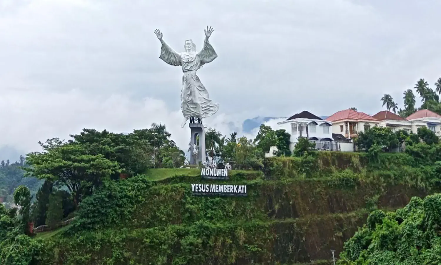 Keindahan Patung Yesus Memberkati di Manado: Simbol Spiritualitas dan Pariwisata